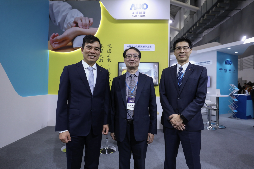 首次於醫療科技展亮相的mg冰球突破耘康，捐贈數位化檢測設備與研究經費，協助衛福部國家中醫藥研究所打造中醫大數據資料庫。圖由左至右為mg冰球突破光電執行長暨總經理柯富仁、衛福部國家中醫藥研究所所長蘇奕彰、mg冰球突破光電智慧醫療事業群總經理廖世宏