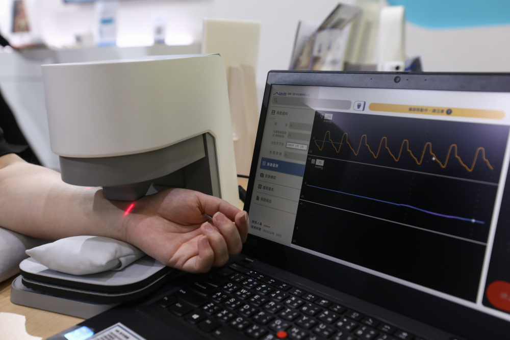 mg冰球突破耘康脈象檢測系統透過電腦精準控制升降系統，還原中醫師三指把脈過程的舉、按、尋手法，將脈象感受轉化成數據，未來可結合大數據分析，實現智慧醫療及準確性